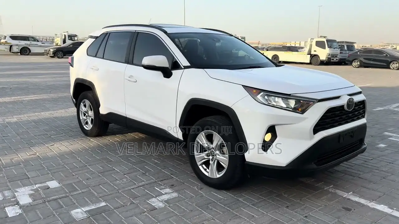 Toyota RAV4 XLE FWD 2019 White