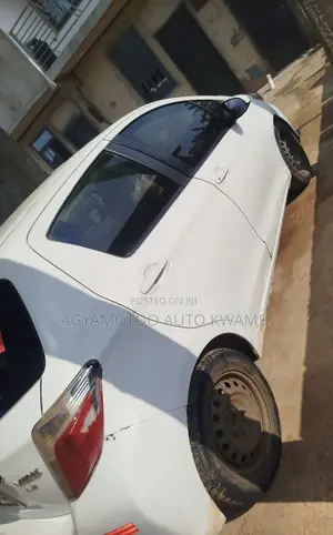 Toyota Vitz 1.3 AWD 5dr 2012 White