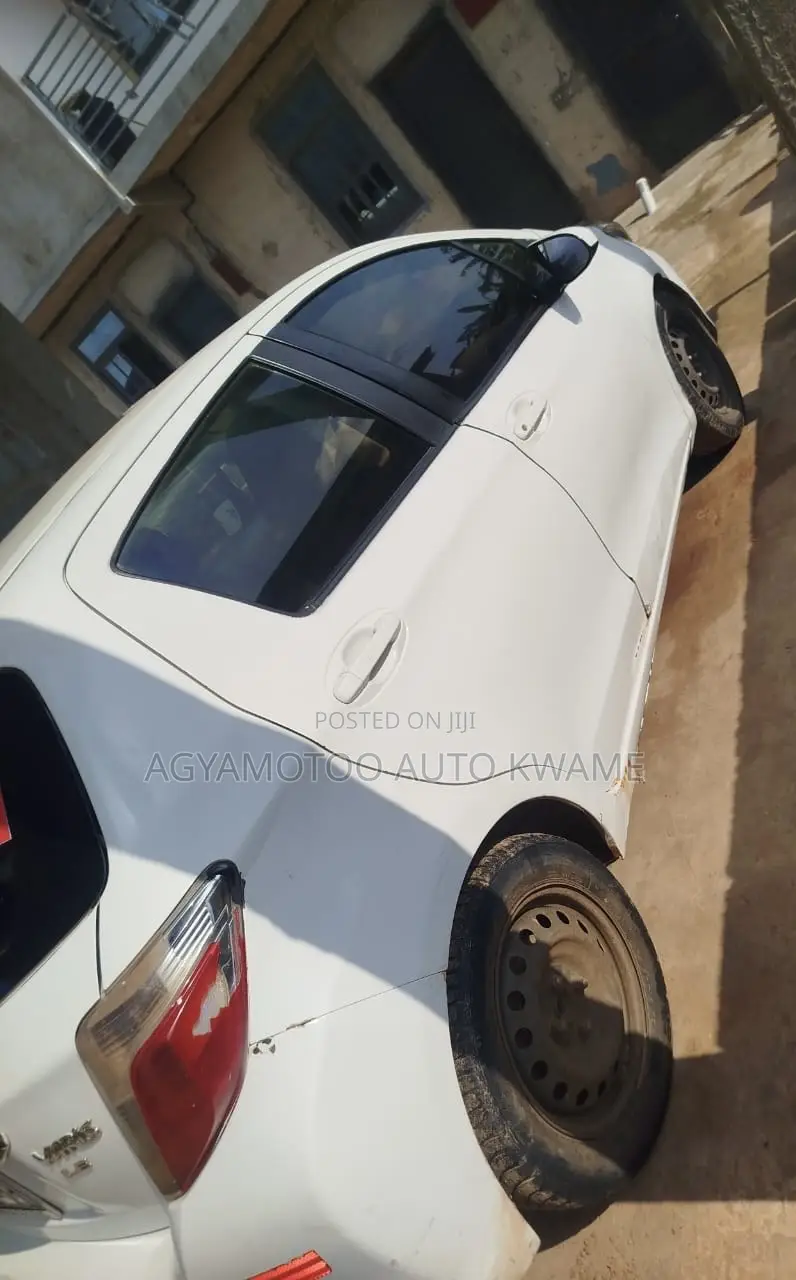 Toyota Vitz 1.3 AWD 5dr 2012 White