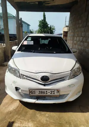 Toyota Vitz 1.3 AWD 5dr 2012 White