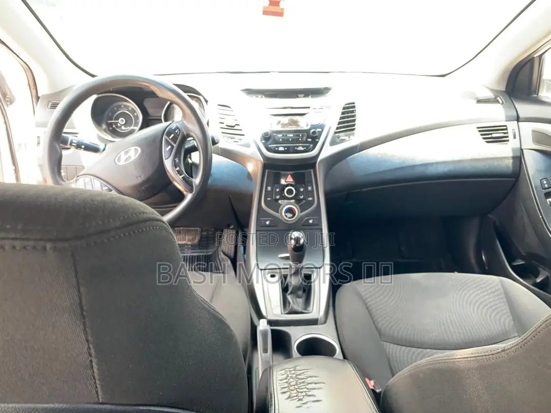Hyundai Elantra SE Sedan FWD (1.8L 4cyl 6M) 2016 White