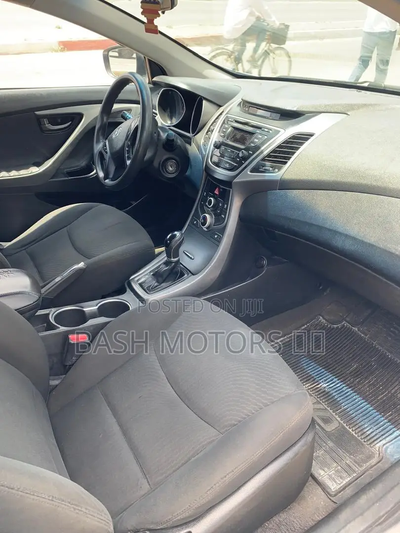 Hyundai Elantra SE Sedan FWD (1.8L 4cyl 6M) 2016 White