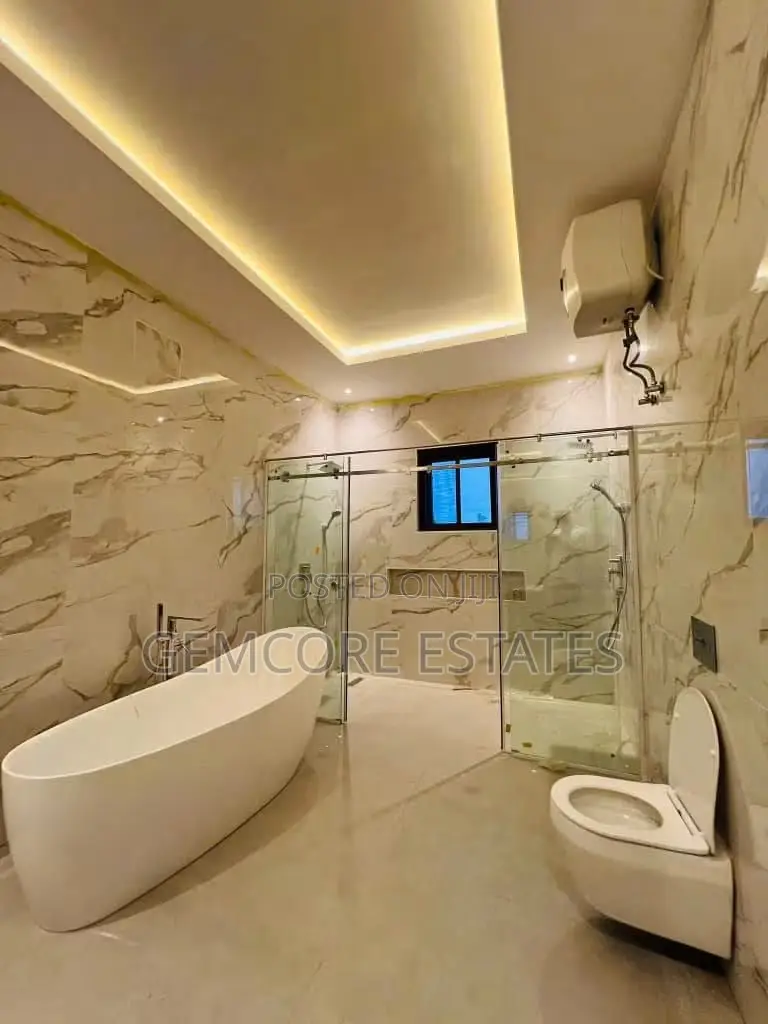 4bdrm House in School Junction, East Legon for sale