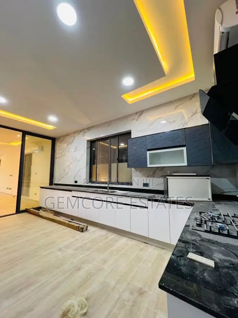 4bdrm House in School Junction, East Legon for sale