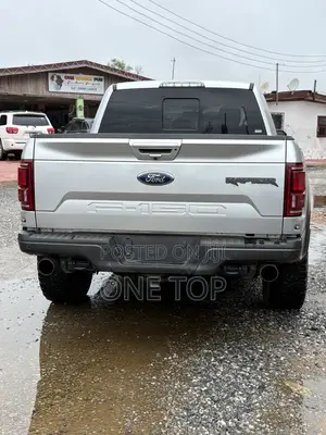 Ford F-150 Raptor 4x4 SuperCrew Cab Styleside 5.5 ft. box 145 in. WB Silver