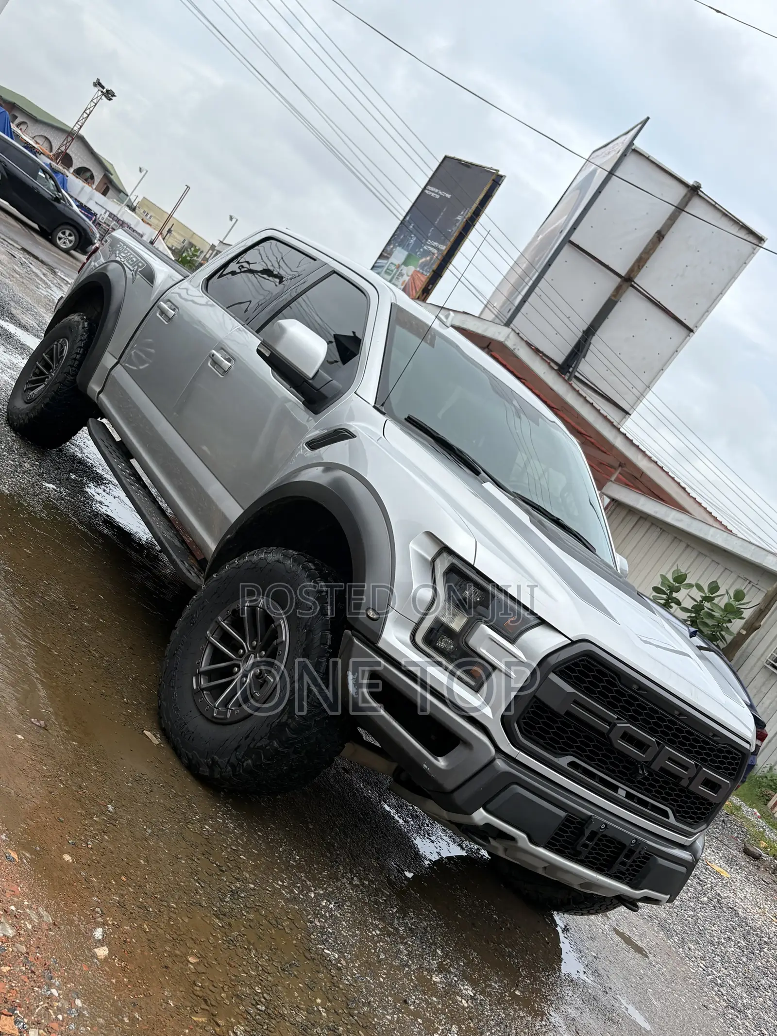 Ford F-150 Raptor 4x4 SuperCrew Cab Styleside 5.5 ft. box 145 in. WB Silver