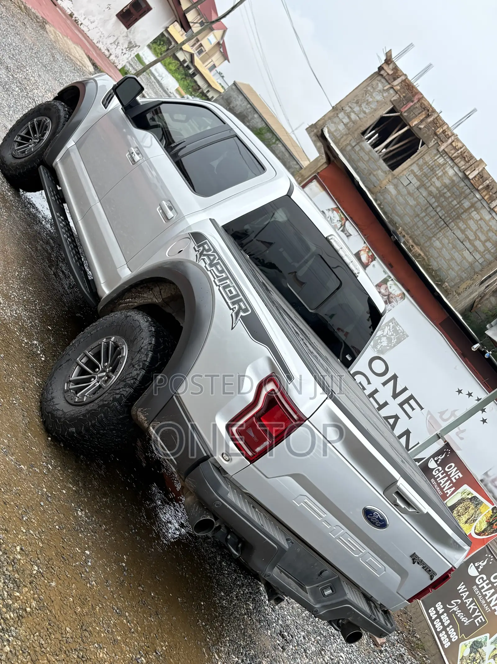 Ford F-150 Raptor 4x4 SuperCrew Cab Styleside 5.5 ft. box 145 in. WB Silver