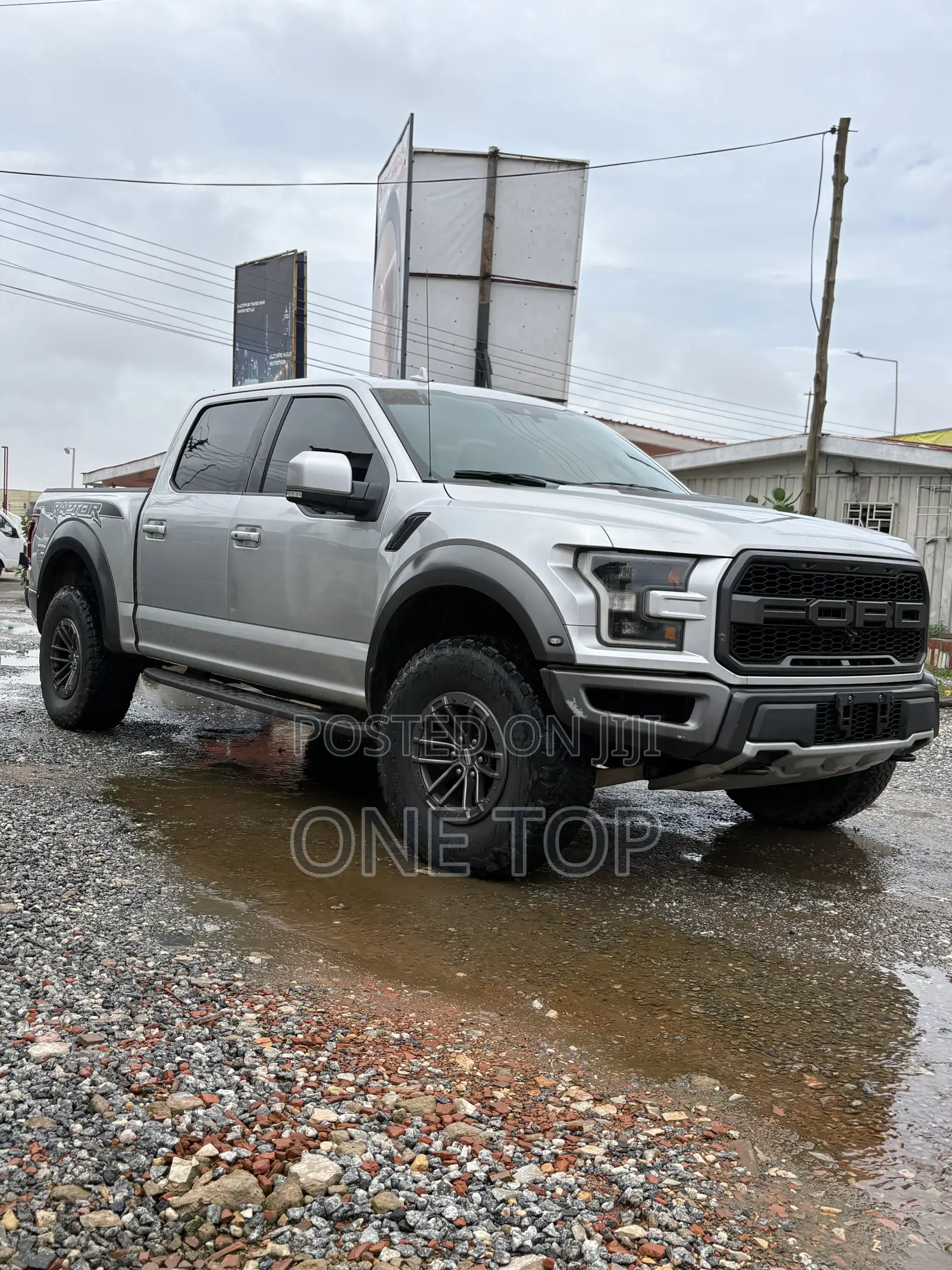 Ford F-150 Raptor 4x4 SuperCrew Cab Styleside 5.5 ft. box 145 in. WB Silver
