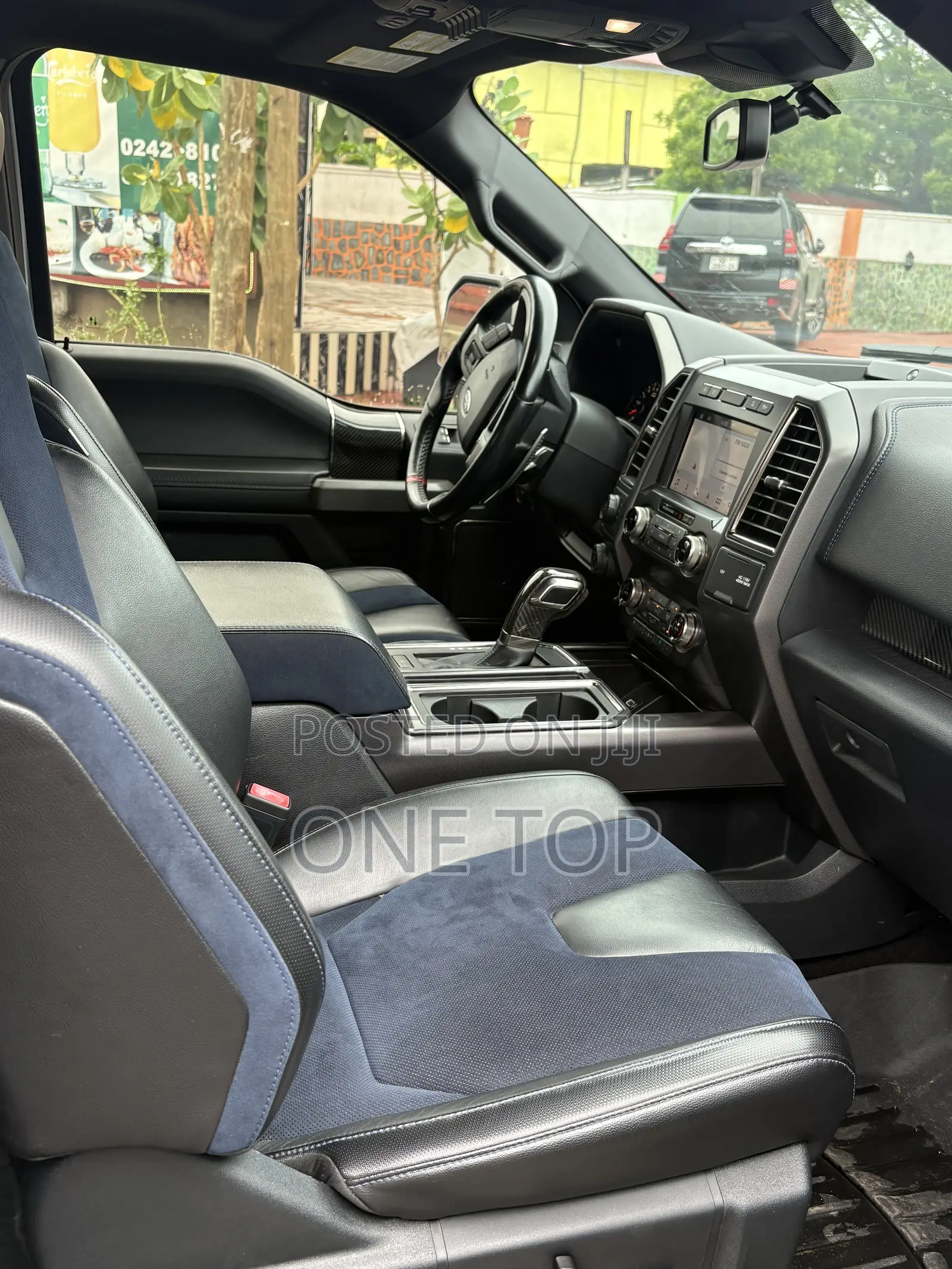 Ford F-150 Raptor 4x4 SuperCrew Cab Styleside 5.5 ft. box 145 in. WB Silver