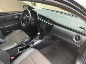 Toyota Corolla SE 4dr Sedan (1.8L 4cyl CVT) 2017