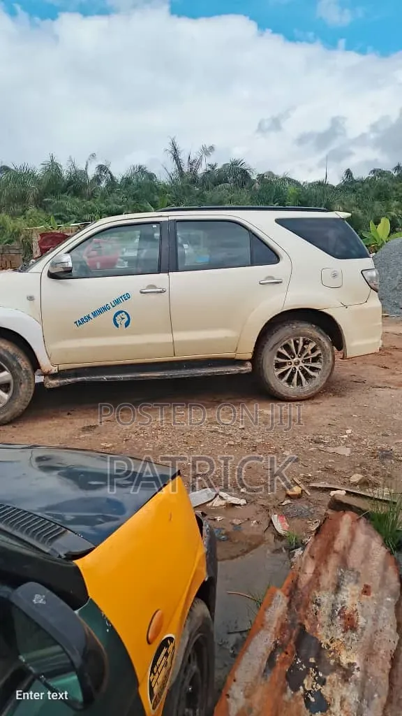 Toyota Fortuner 2.7 RWD 2010 White