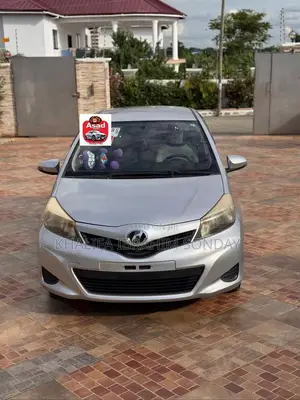 Toyota Vitz 2012 Silver