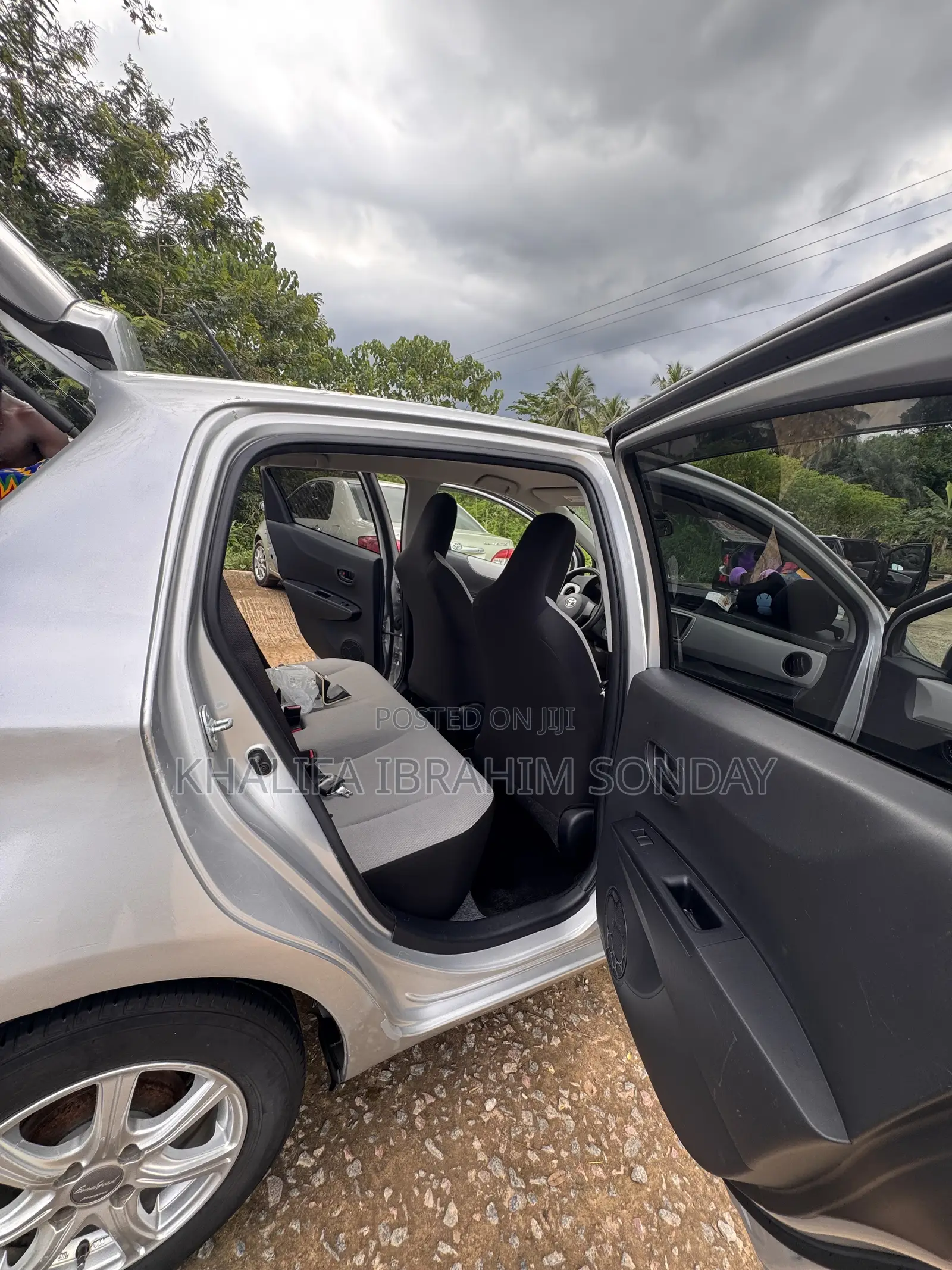 Toyota Vitz 2012 Silver