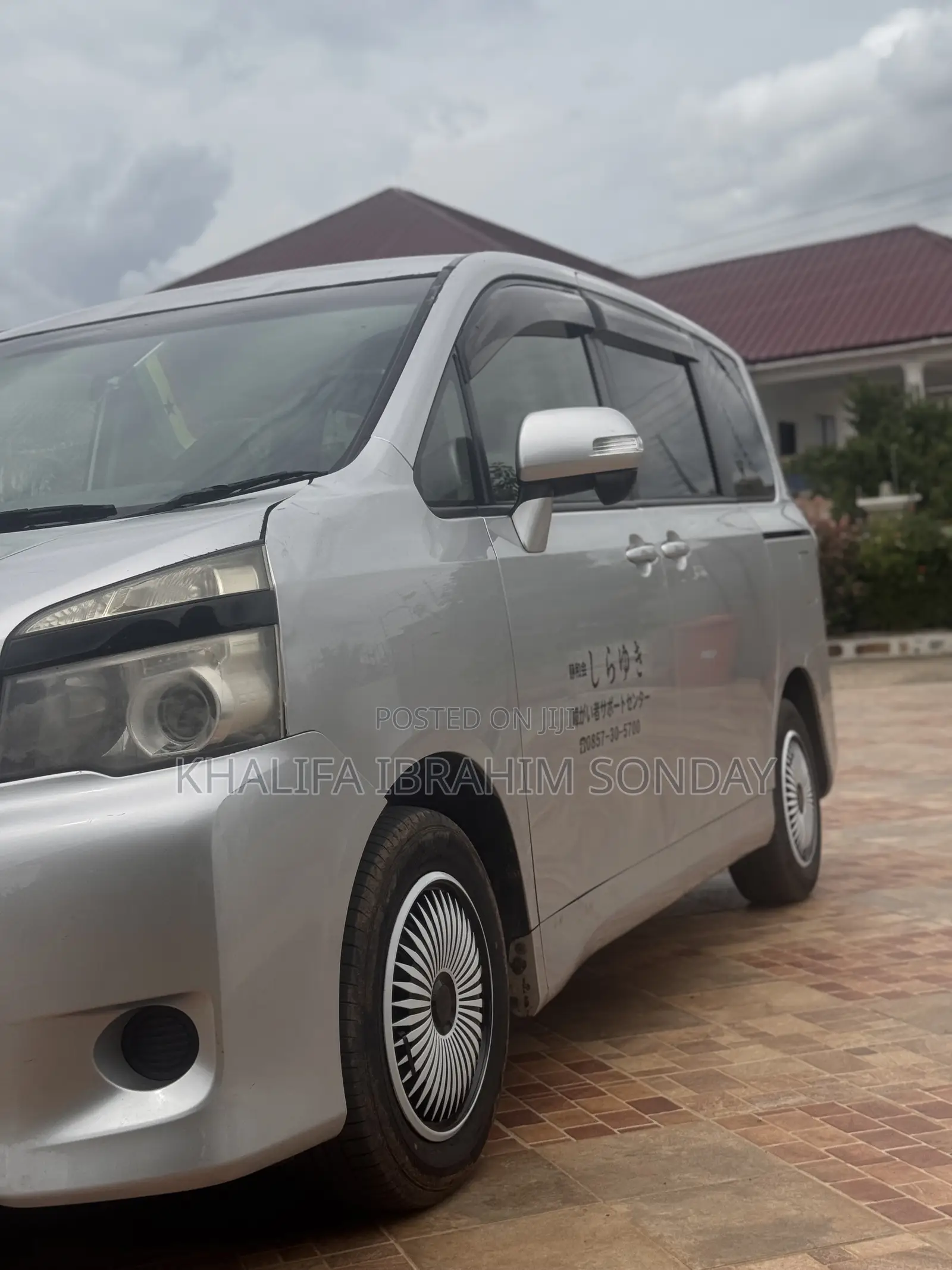 Toyota Voxy 2012 Silver