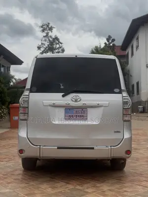Toyota Voxy 2012 Silver