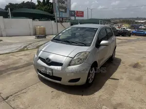 Toyota Vitz 1.0 FWD 3dr 2010 Gray