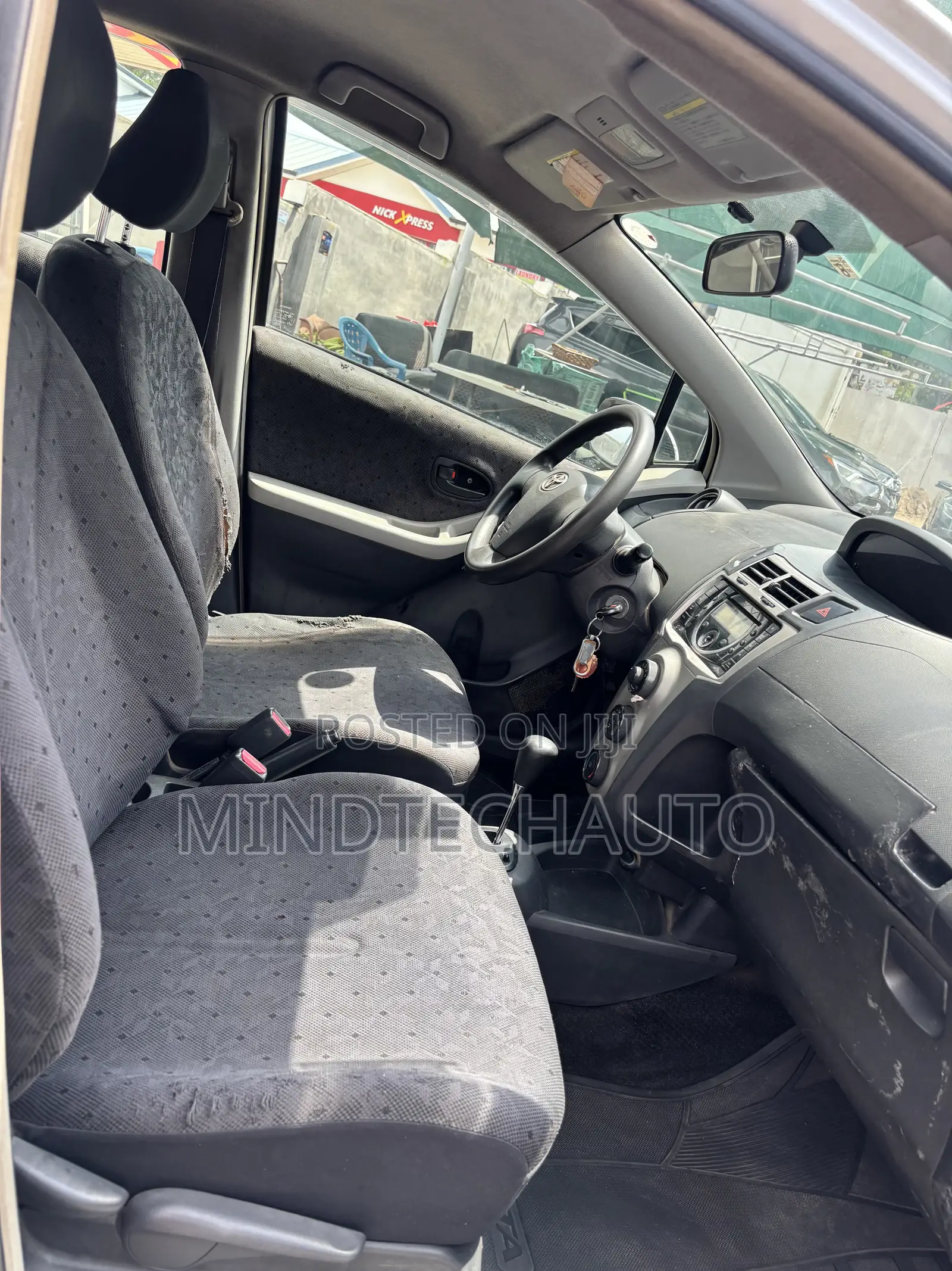 Toyota Vitz 1.3 FWD 5dr 2010 Silver