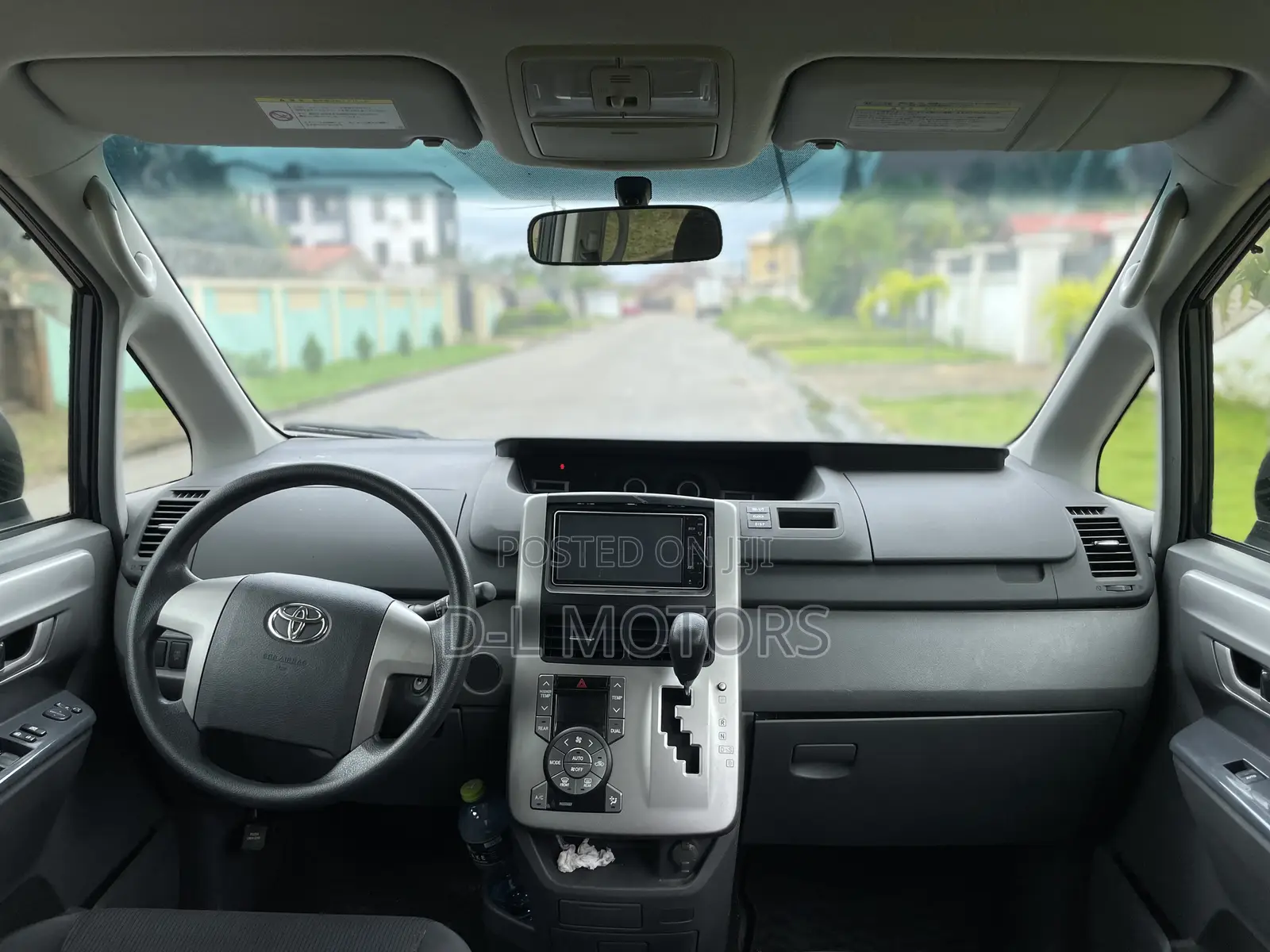 Toyota Voxy 2010
