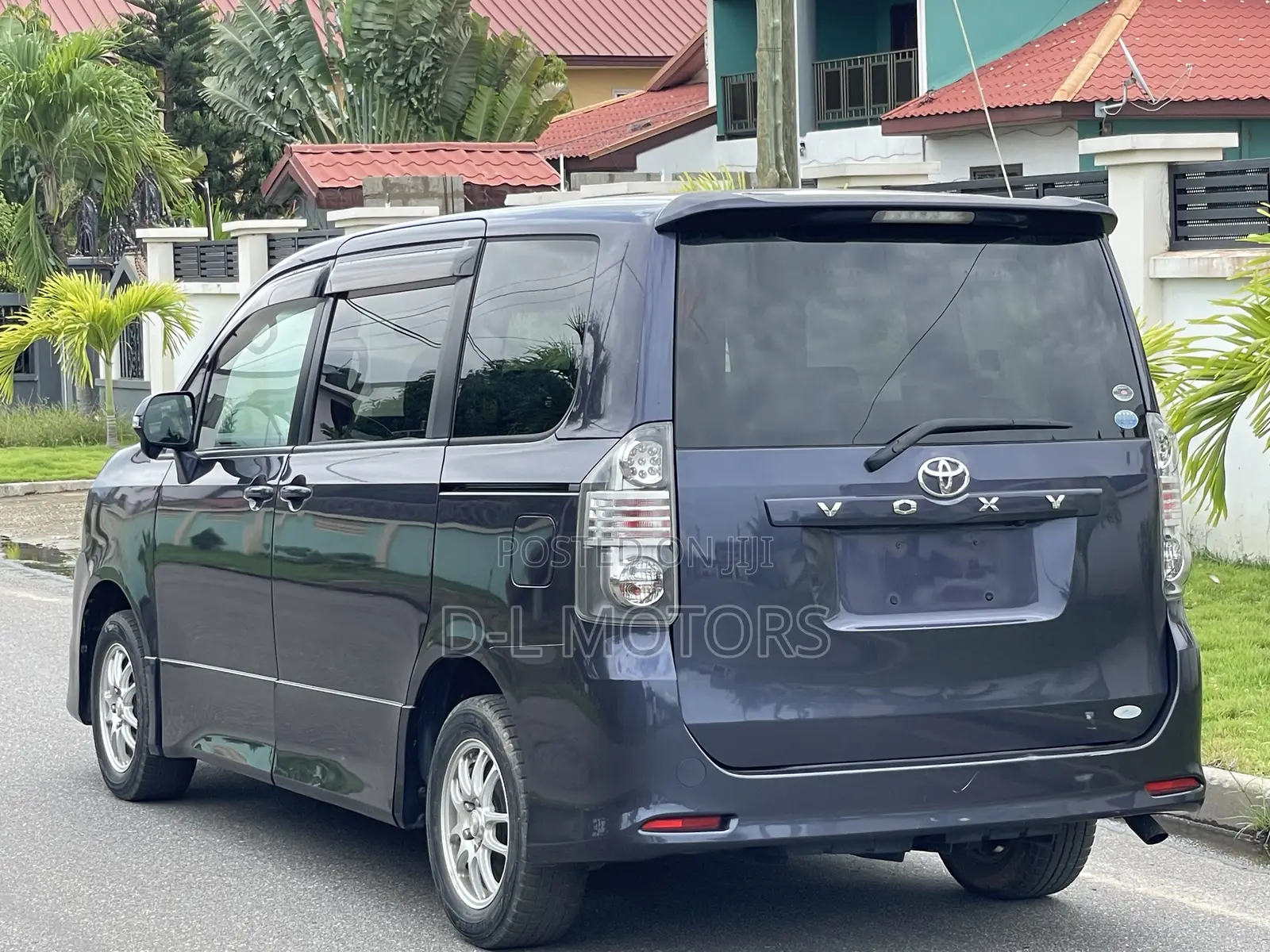 Toyota Voxy 2010