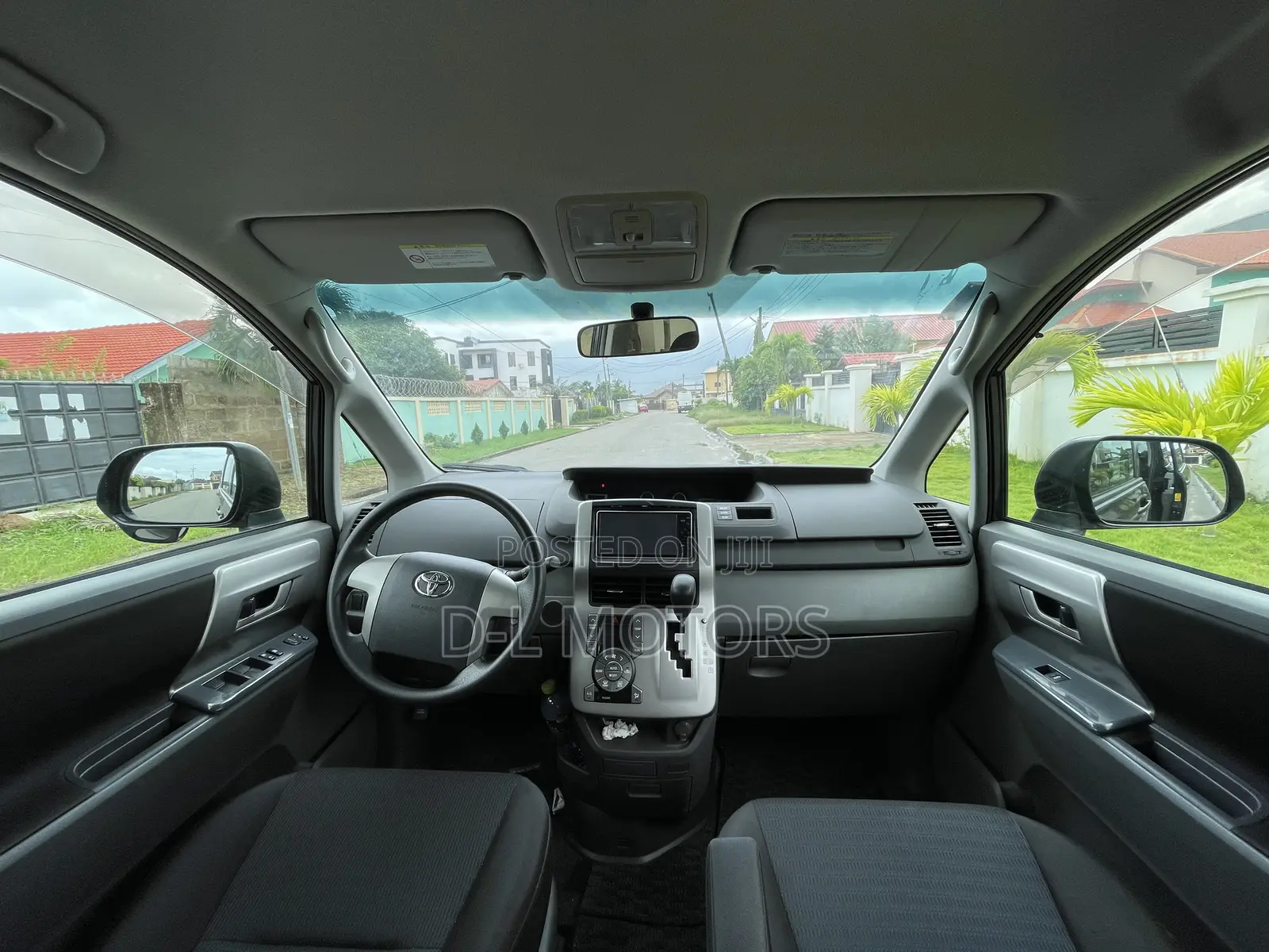 Toyota Voxy 2010
