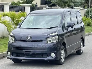 Toyota Voxy 2010