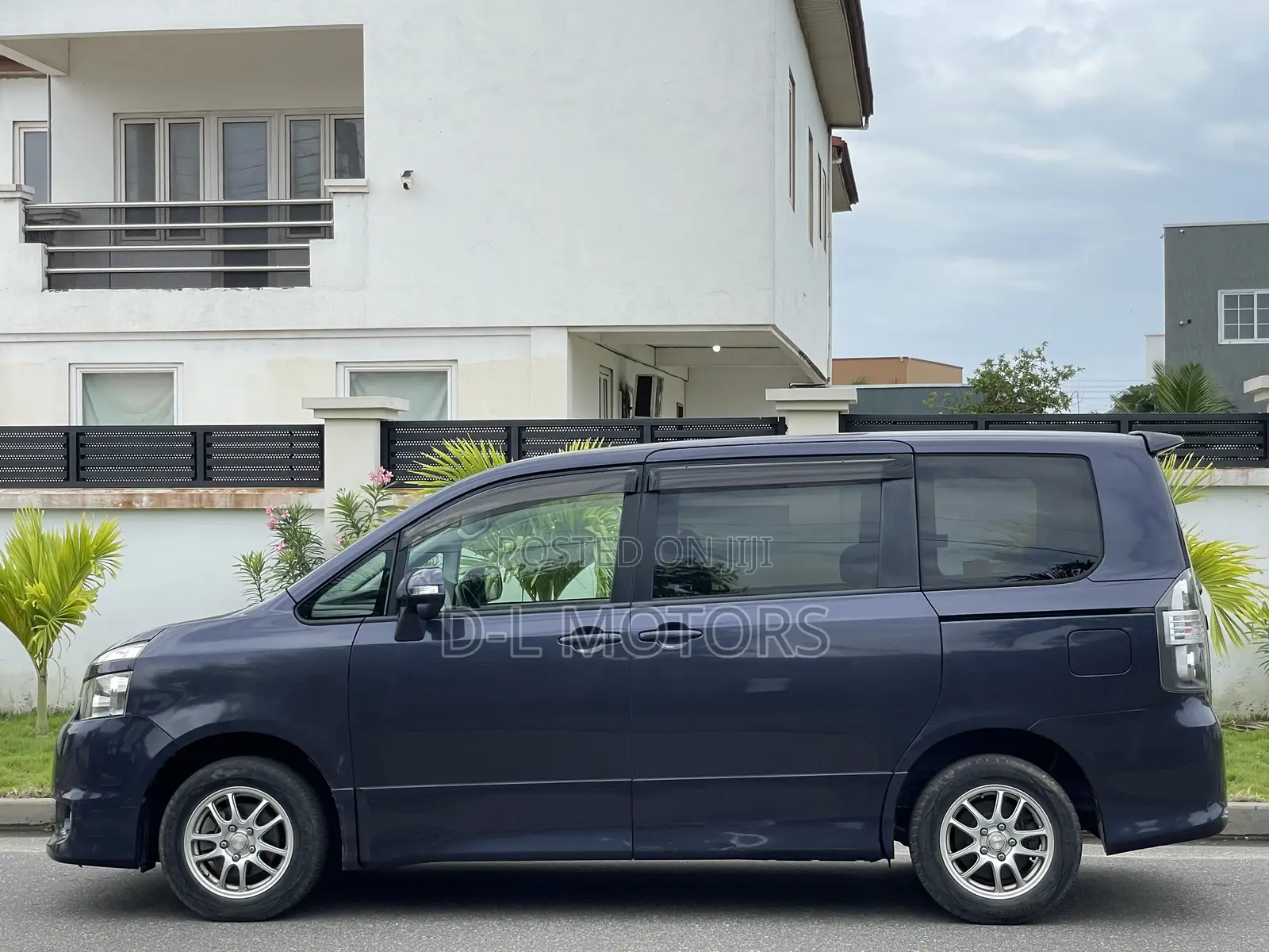 Toyota Voxy 2010