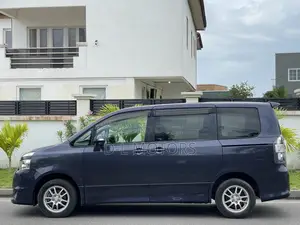 Toyota Voxy 2010