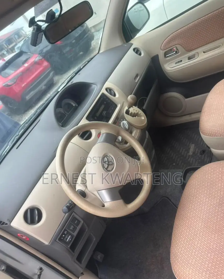 Toyota Sienta 2014 Gray