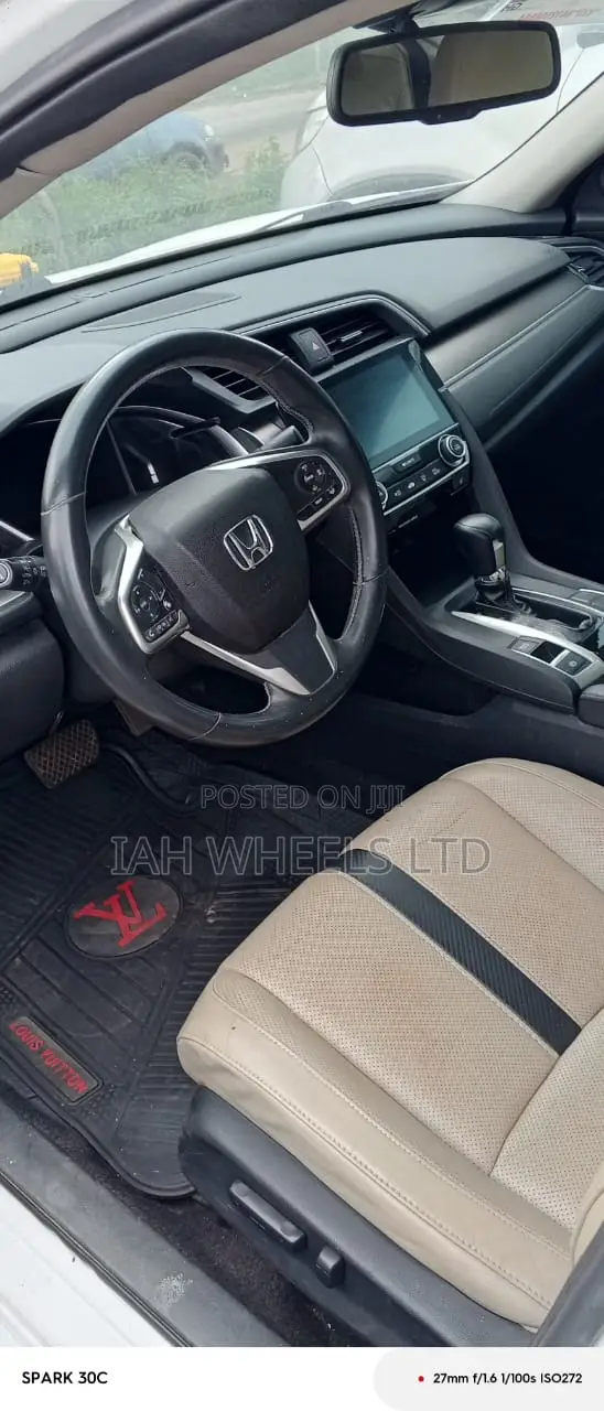 Honda Civic Touring 4dr Sedan (1.5L 4cyl) 2016 White