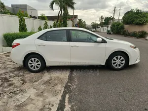 Toyota Corolla LE 4dr Sedan (1.8L 4cyl CVT) 2016 White