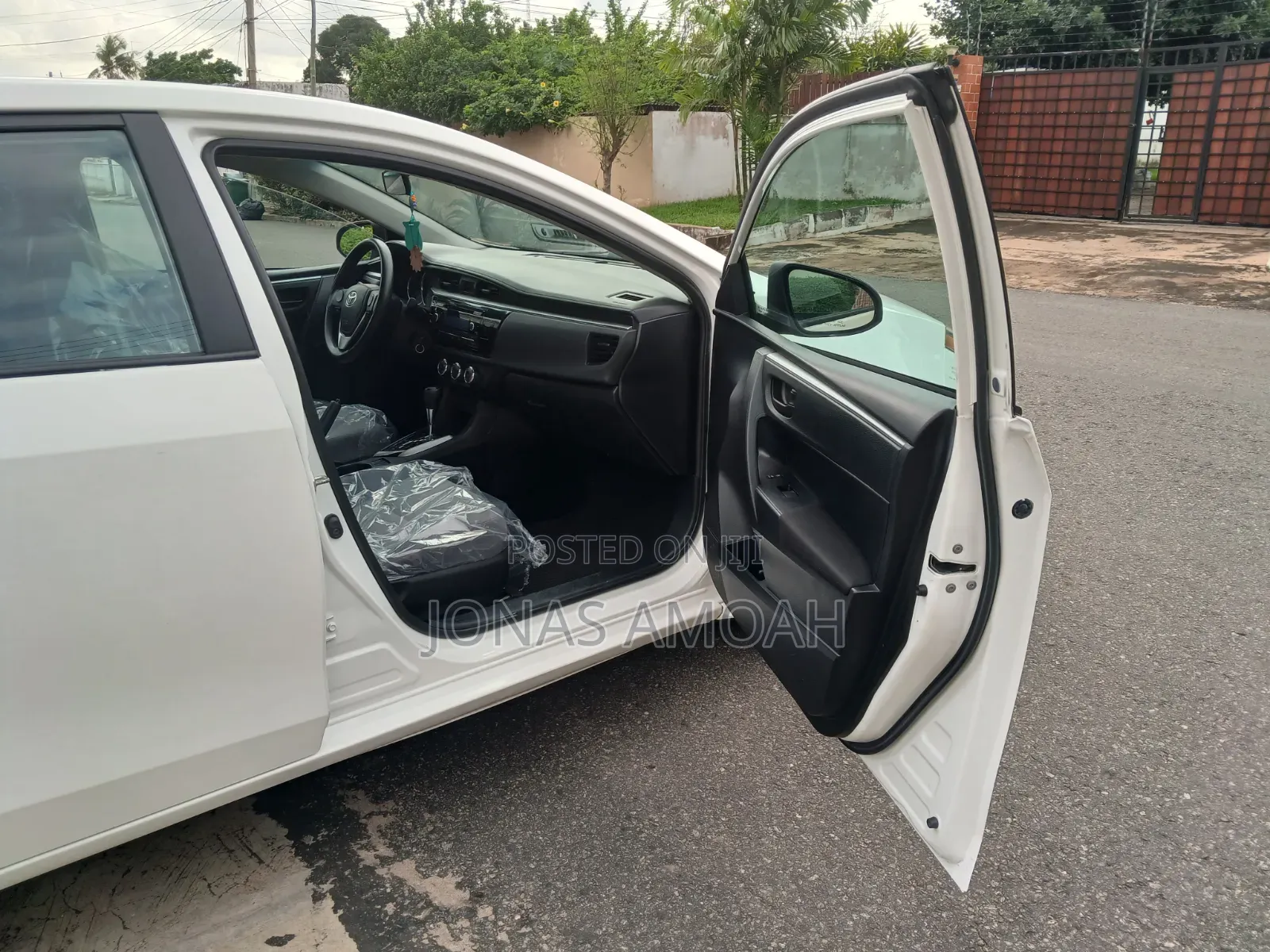 Toyota Corolla LE 4dr Sedan (1.8L 4cyl CVT) 2016 White