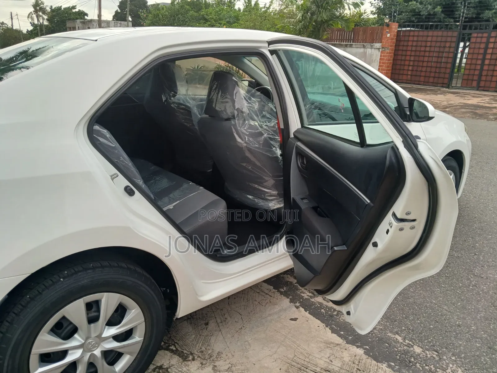 Toyota Corolla LE 4dr Sedan (1.8L 4cyl CVT) 2016 White