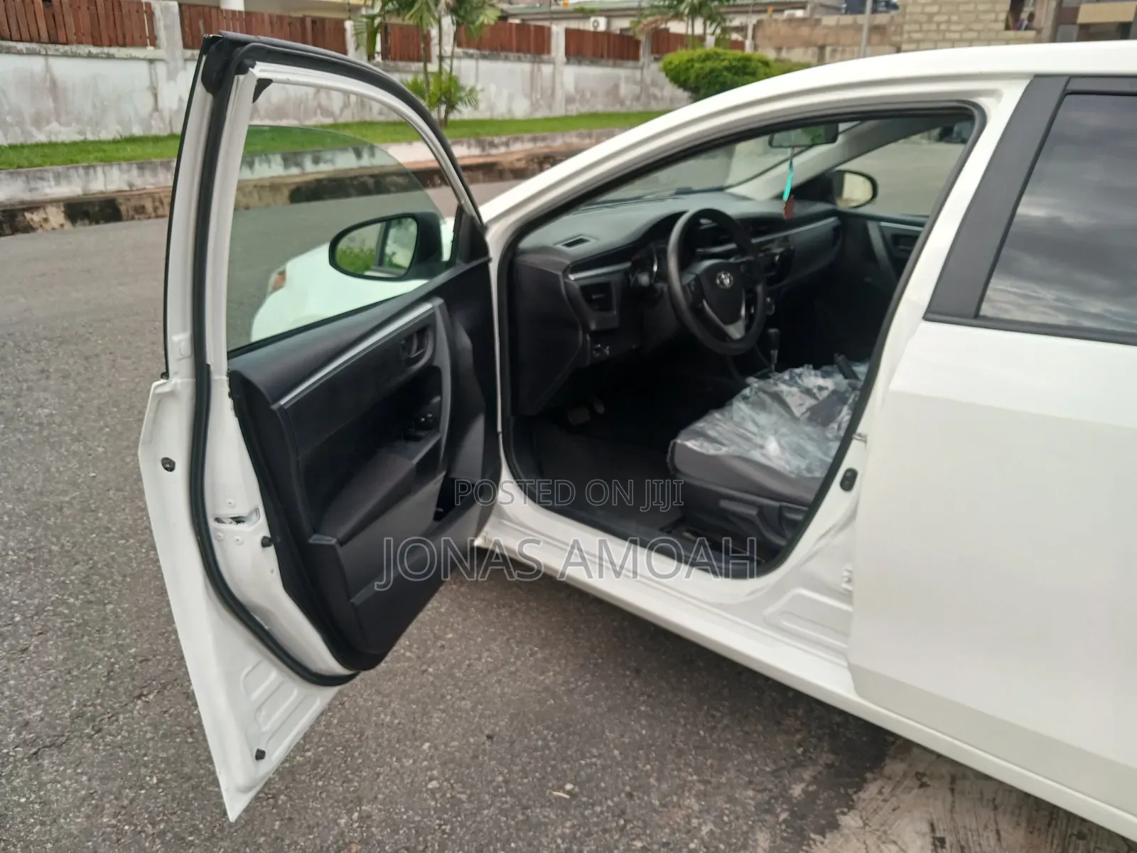 Toyota Corolla LE 4dr Sedan (1.8L 4cyl CVT) 2016 White