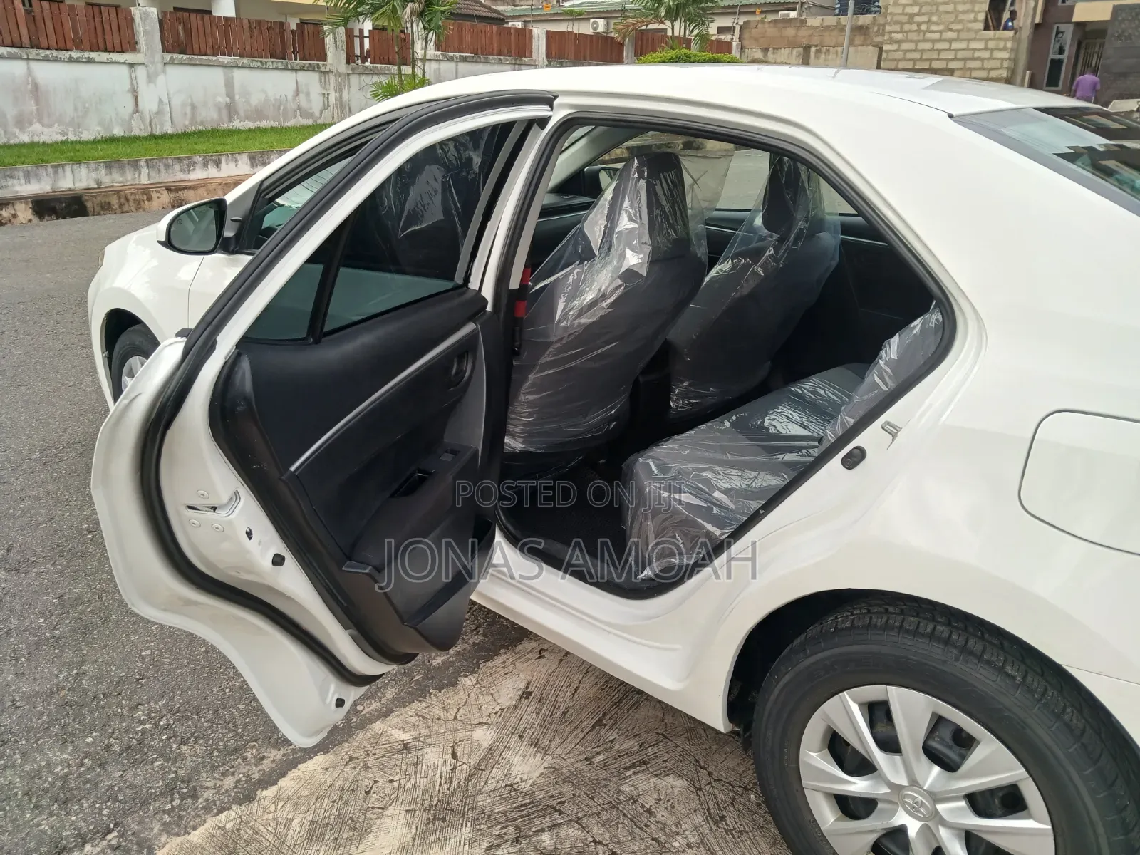 Toyota Corolla LE 4dr Sedan (1.8L 4cyl CVT) 2016 White