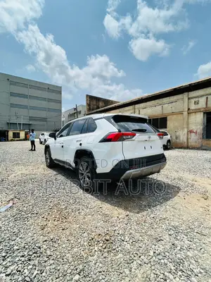 Toyota RAV4 XLE AWD 2024 White