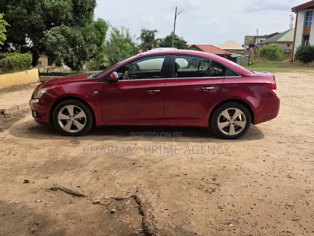 Chevrolet Cruze 1.8 Hatchback 2011 Burgundy