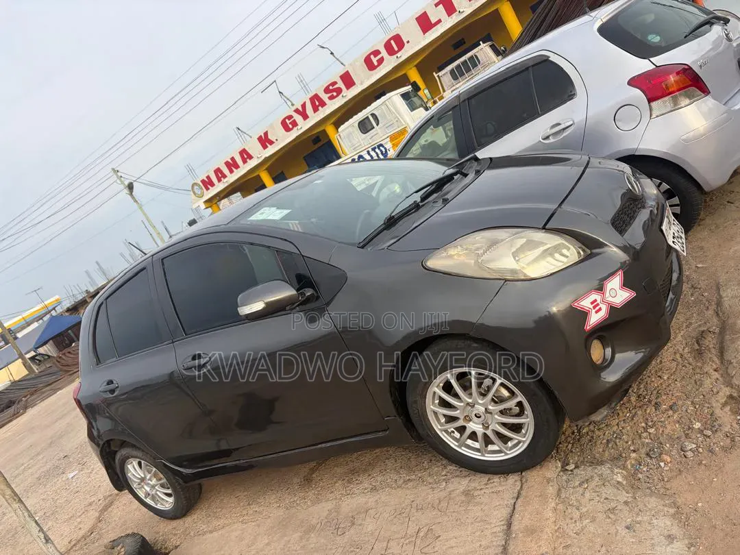 Toyota Vitz 2010 Black