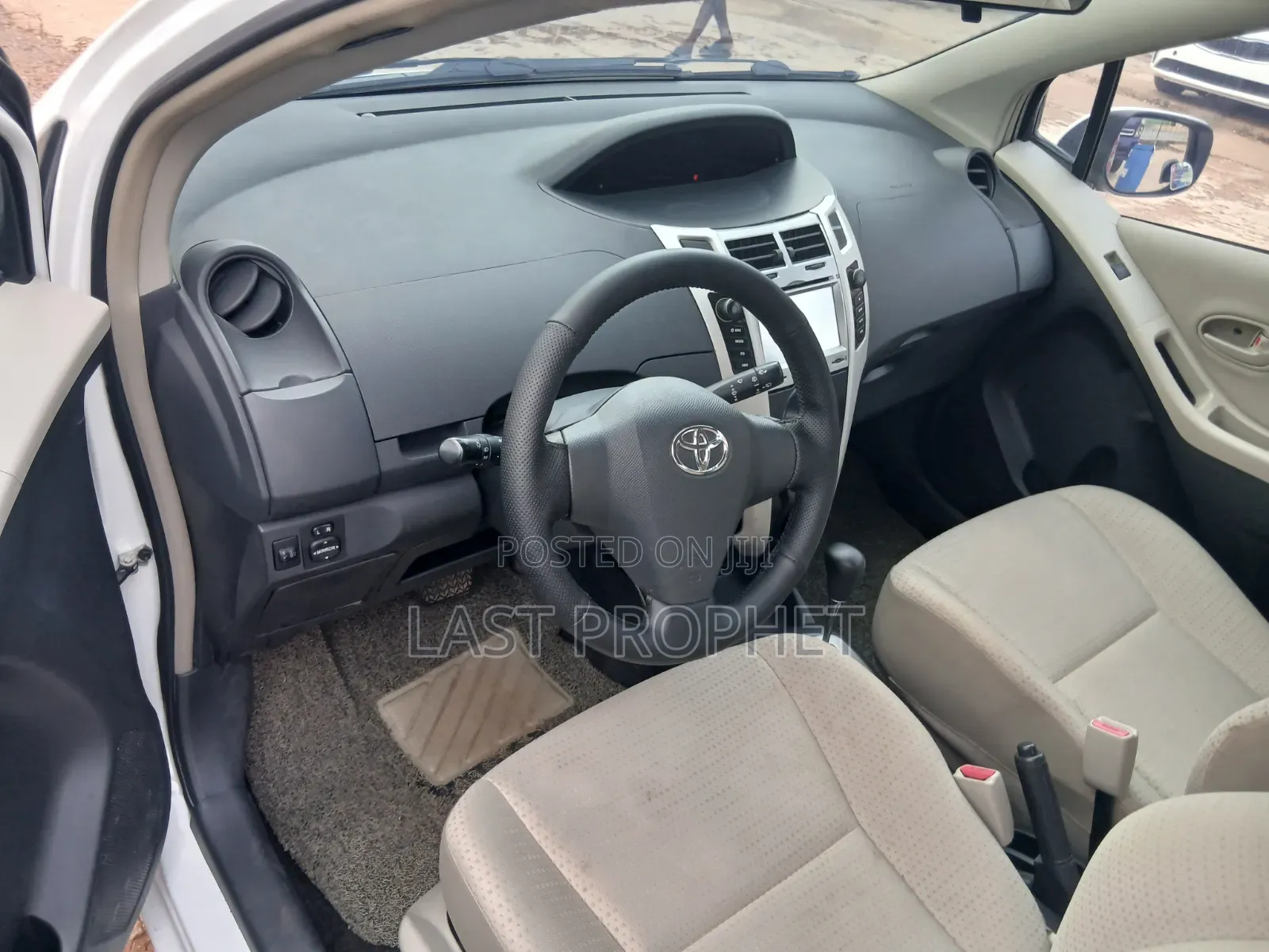 Toyota Yaris L Hatchback 5dr 2012 White