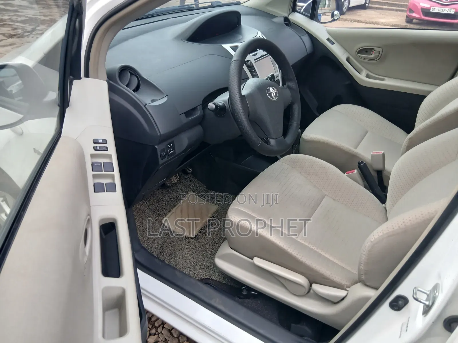 Toyota Yaris L Hatchback 5dr 2012 White