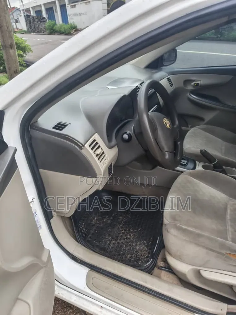 Toyota Corolla LE 4dr Sedan (1.8L 4cyl 4A) 2010 White