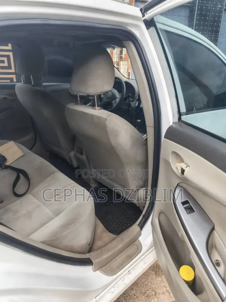 Toyota Corolla LE 4dr Sedan (1.8L 4cyl 4A) 2010 White