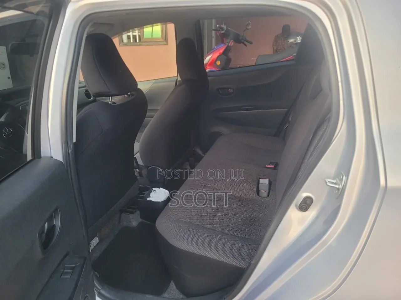 Toyota Vitz 1.0 FWD 5dr 2013 Silver