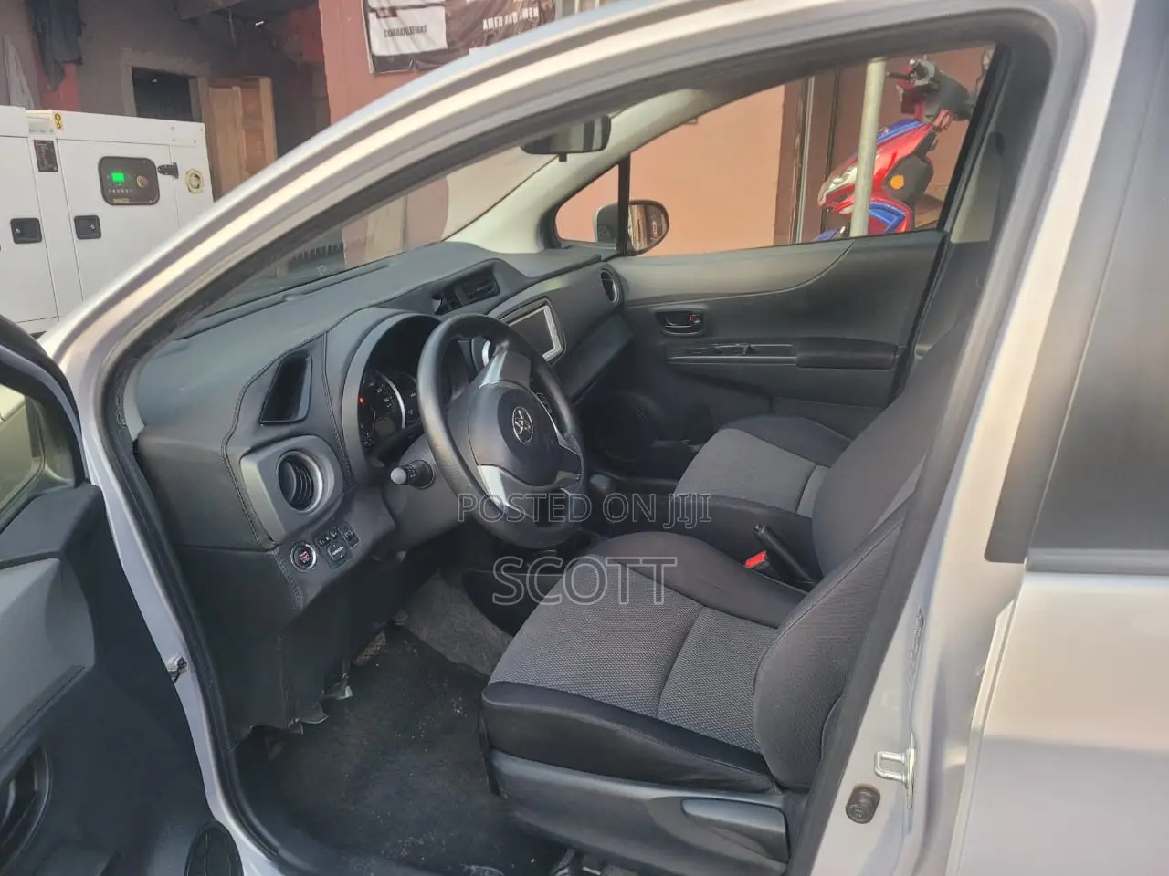 Toyota Vitz 1.0 FWD 5dr 2013 Silver