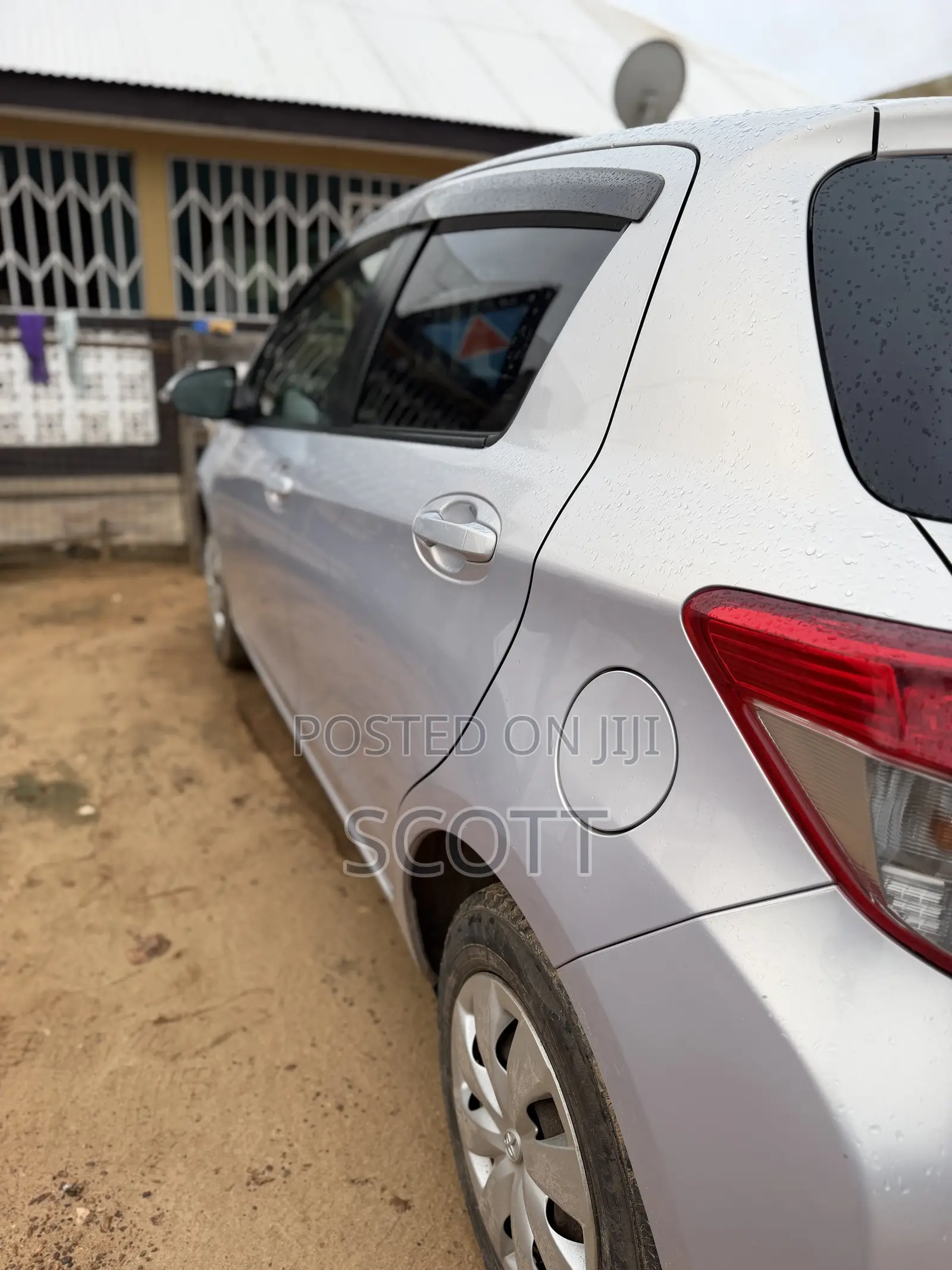 Toyota Vitz 1.0 FWD 5dr 2013 Silver
