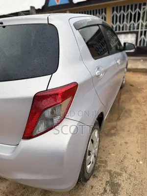 Toyota Vitz 1.0 FWD 5dr 2013 Silver