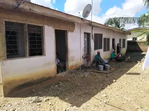 5bdrm House in Adusah Quarters, Pokuase for sale