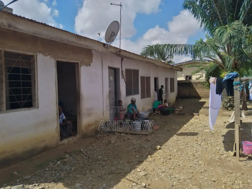 5bdrm House in Adusah Quarters, Pokuase for sale