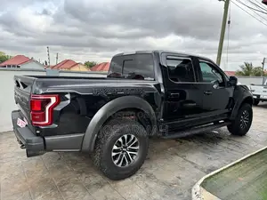 Ford F-150 Raptor 4x4 SuperCrew Cab Styleside 5.5 ft. box 145 in. WB