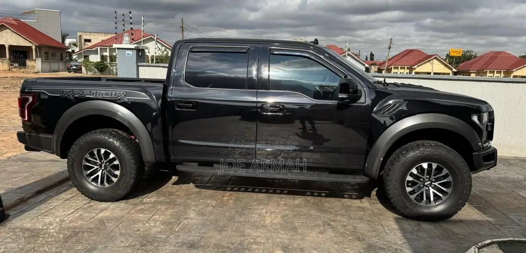 Ford F-150 Raptor 4x4 SuperCrew Cab Styleside 5.5 ft. box 145 in. WB