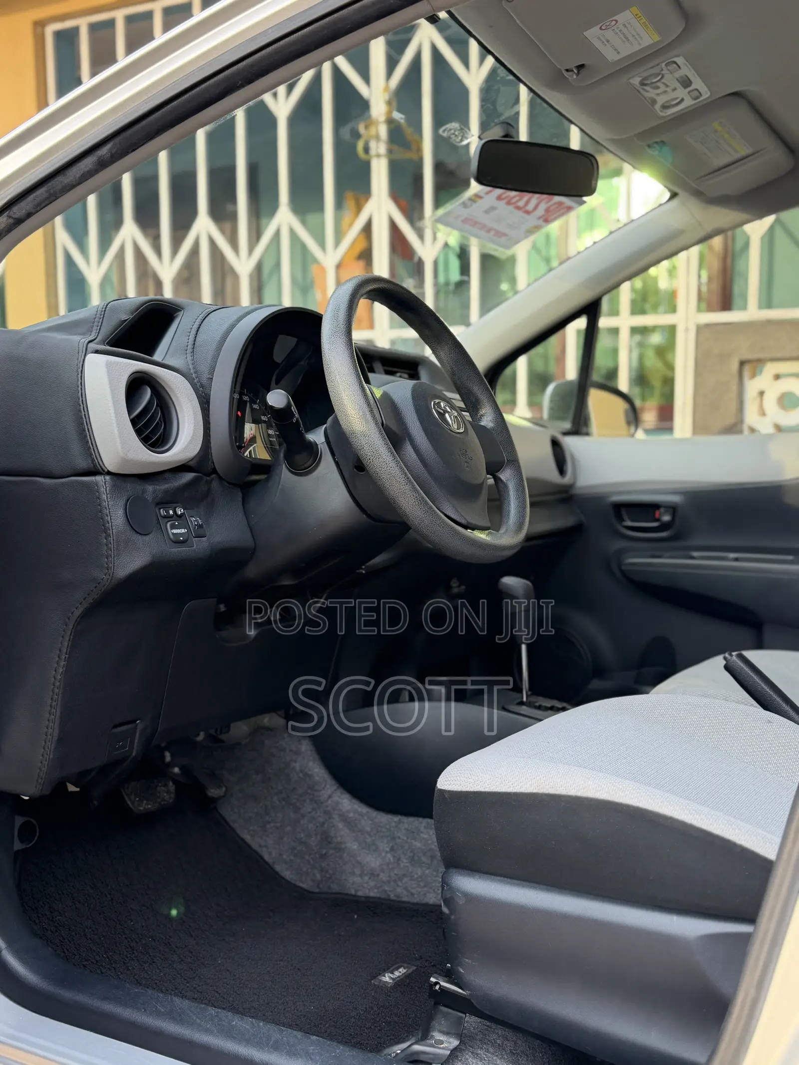 Toyota Vitz 1.3 AWD 5dr 2012 Silver